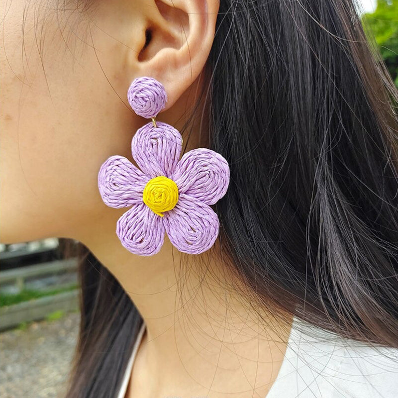 Lebendige, von der Natur inspirierte Blumen-Rattan-Strickohrringe