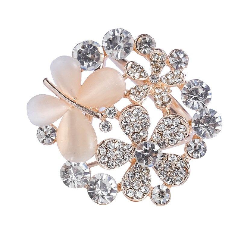 Leuchtender Schalschnallenring mit Strasssteinen und Perlen