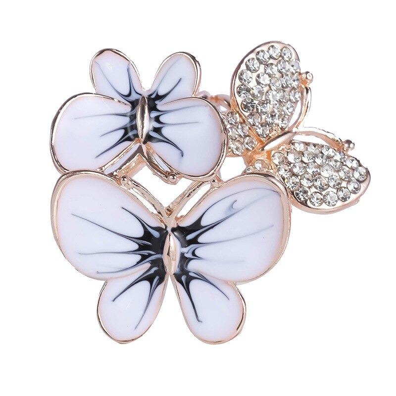 Leuchtender Schalschnallenring mit Strasssteinen und Perlen