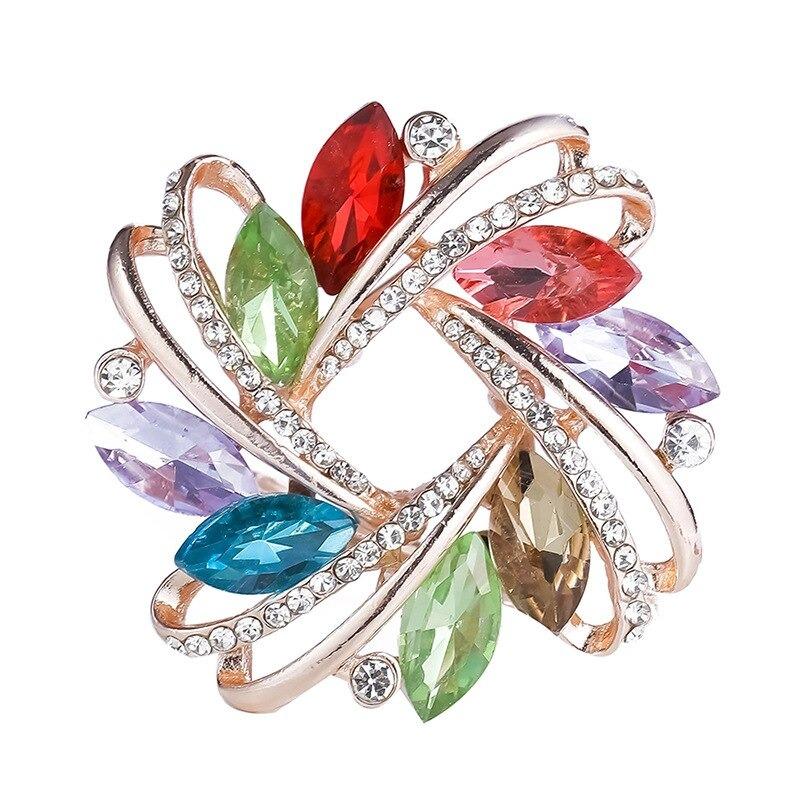 Leuchtender Schalschnallenring mit Strasssteinen und Perlen