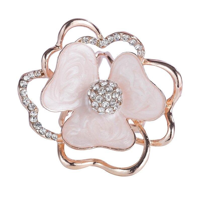 Leuchtender Schalschnallenring mit Strasssteinen und Perlen