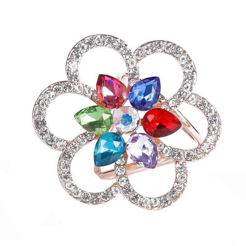 Leuchtender Schalschnallenring mit Strasssteinen und Perlen