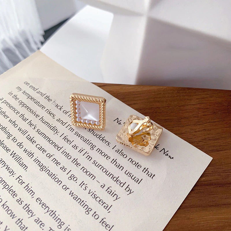 Kollektion Ohrclips mit runden Perlen im Vintage-Charme