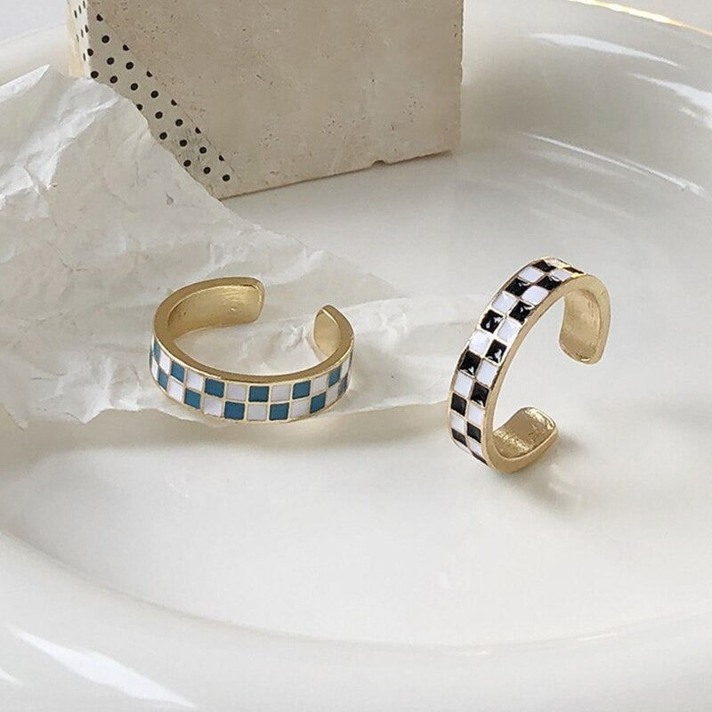 Ringe für Paare mit größenveränderbarem Karomuster im Vintage-Stil