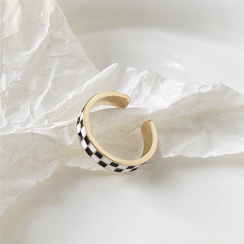 Ringe für Paare mit größenveränderbarem Karomuster im Vintage-Stil