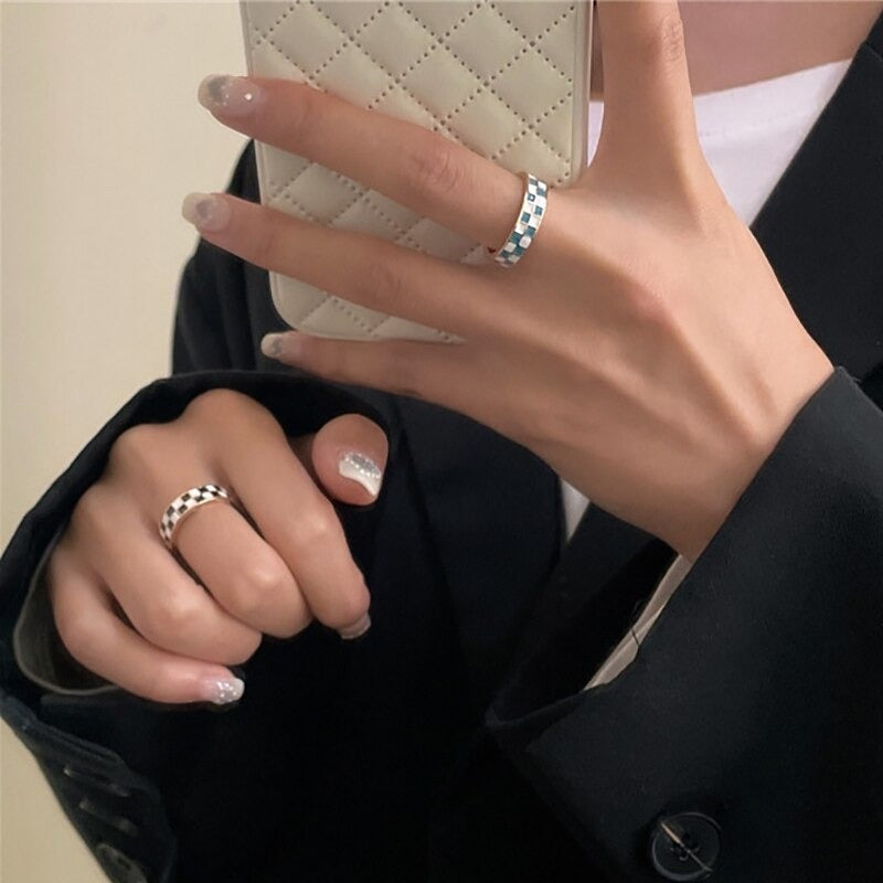 Ringe für Paare mit größenveränderbarem Karomuster im Vintage-Stil