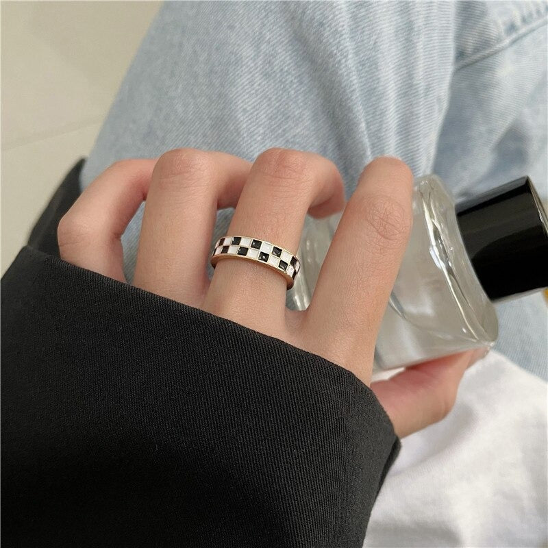 Ringe für Paare mit größenveränderbarem Karomuster im Vintage-Stil