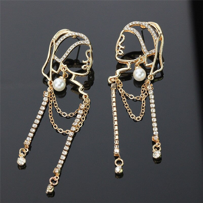 Vintage-inspiriertes Porträt mit Strass- und Perlenketten-Quastenohrringen