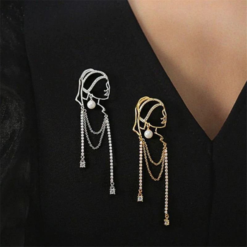 Vintage-inspiriertes Porträt mit Strass- und Perlenketten-Quastenohrringen