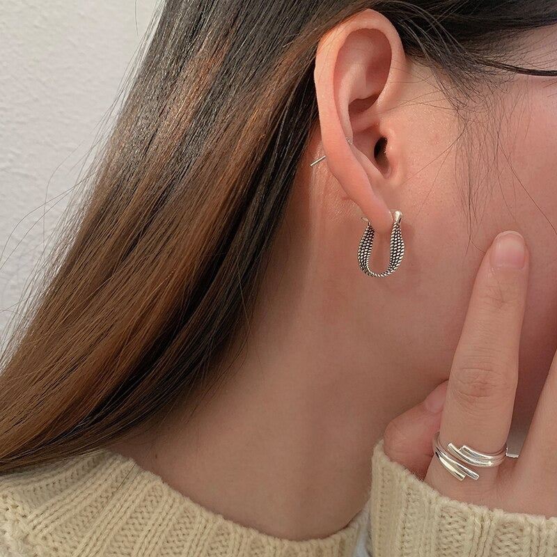 Geometrische Ohrringe im Punk-Stil mit Twist-Effekt im Vintage-Stil