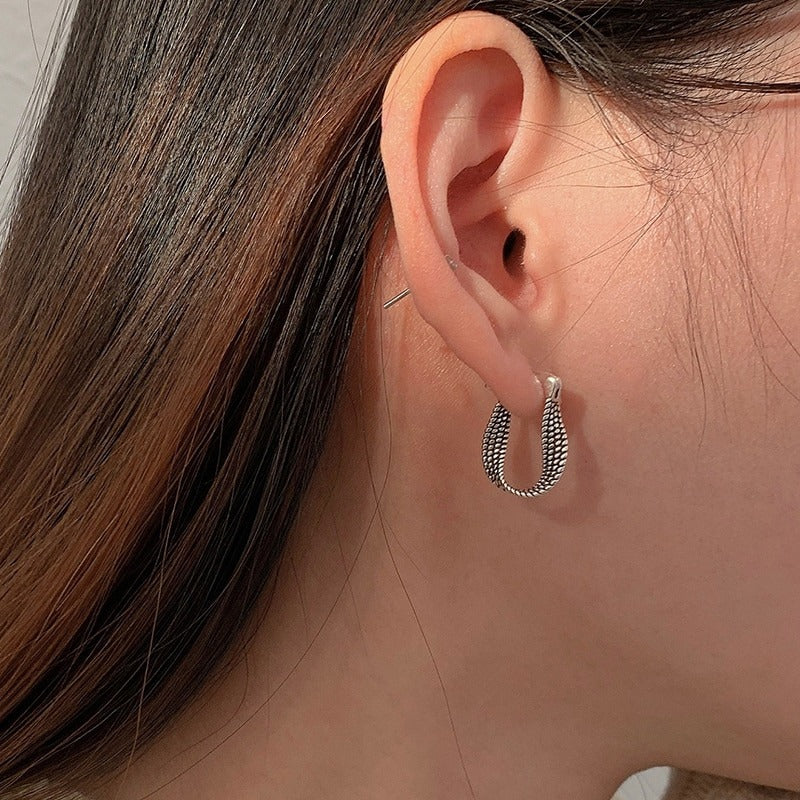 Geometrische Ohrringe im Punk-Stil mit Twist-Effekt im Vintage-Stil