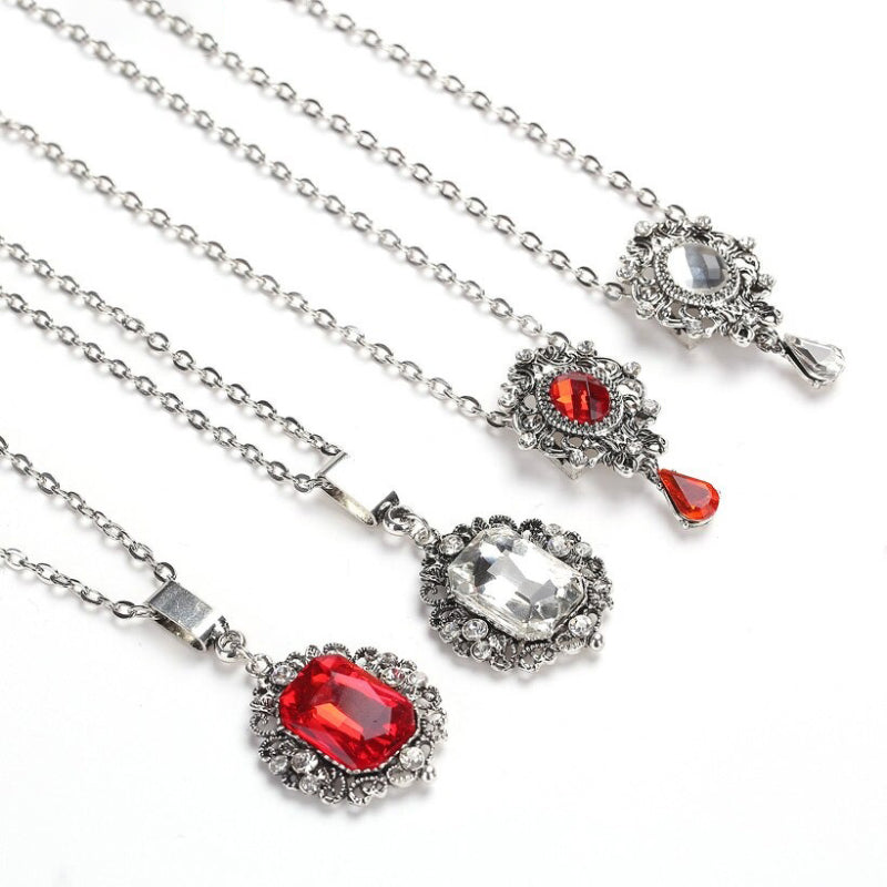 Lange Halsketten mit Strass-Anhängern im Vintage-Stil