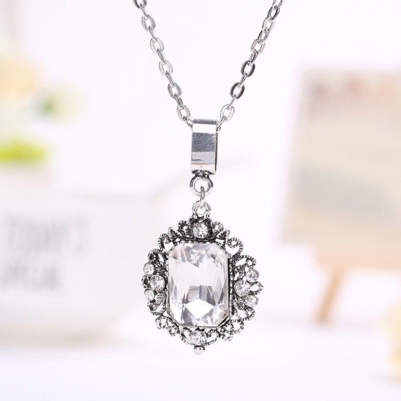 Lange Halsketten mit Strass-Anhängern im Vintage-Stil