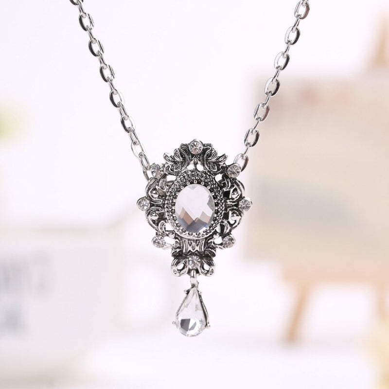 Lange Halsketten mit Strass-Anhängern im Vintage-Stil