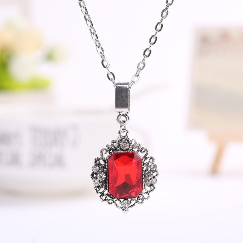 Lange Halsketten mit Strass-Anhängern im Vintage-Stil