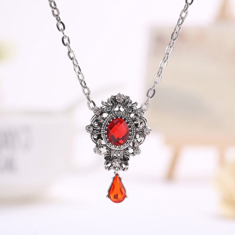 Lange Halsketten mit Strass-Anhängern im Vintage-Stil