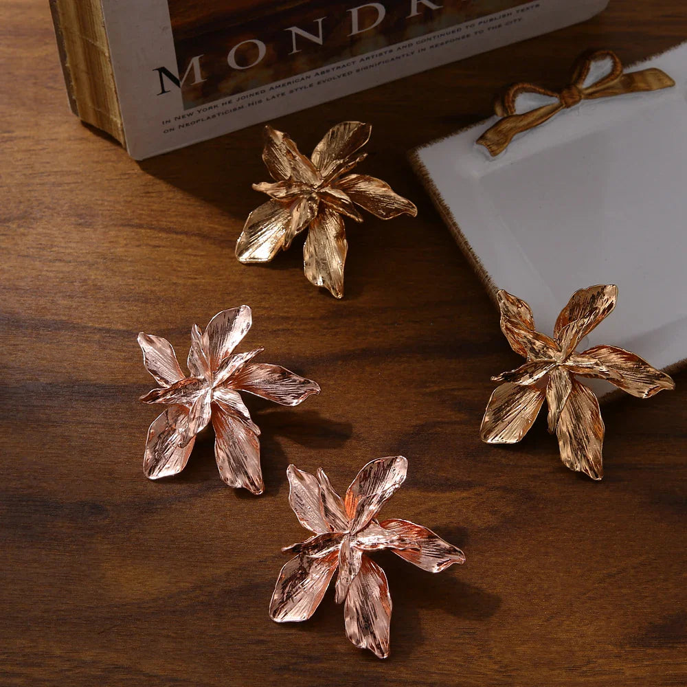 Strukturierter Blütenohrring in Gold, Rosé und Silber (Blumenohrring)