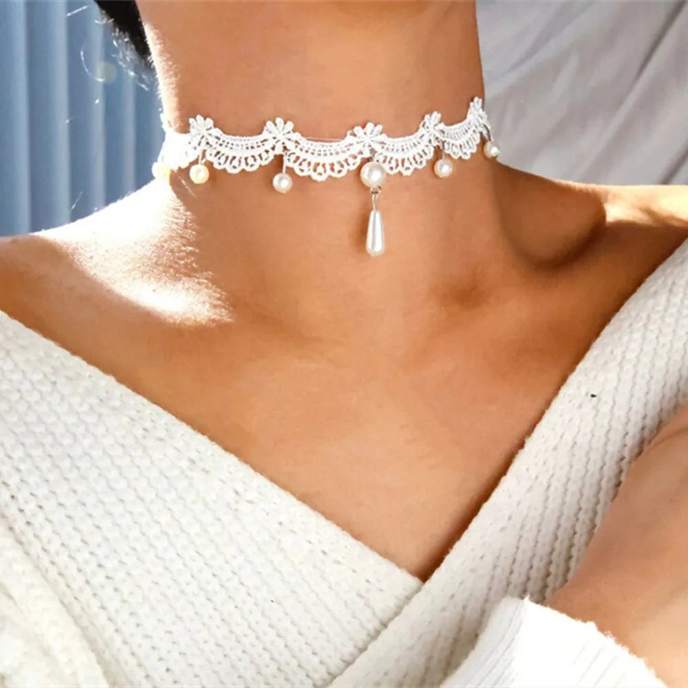 Schwarzes Spitzen-Halsband - Floraler Anhänger, Halskette im Vintage-Stil