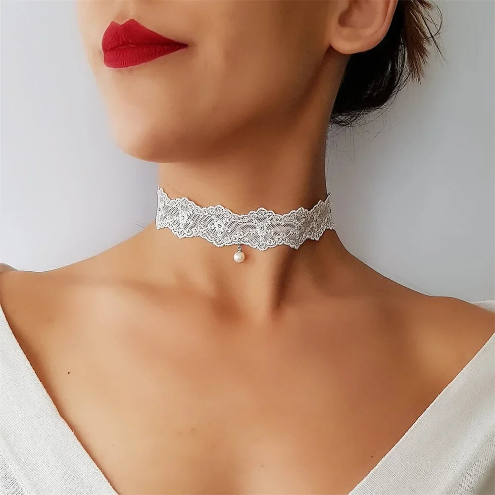 Schwarzes Spitzen-Halsband - Floraler Anhänger, Halskette im Vintage-Stil