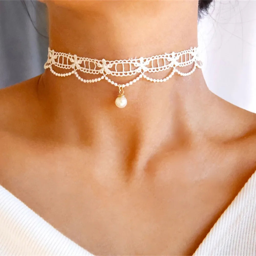 Schwarzes Spitzen-Halsband - Floraler Anhänger, Halskette im Vintage-Stil