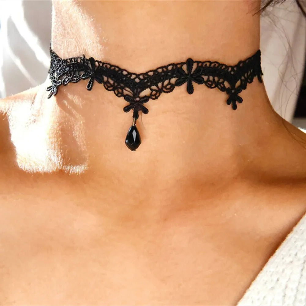 Schwarzes Spitzen-Halsband - Floraler Anhänger, Halskette im Vintage-Stil