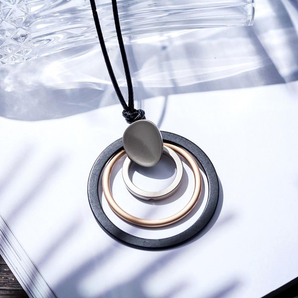 Lange Vintage-Halskette mit mehrkreisigem Opal-Anhänger