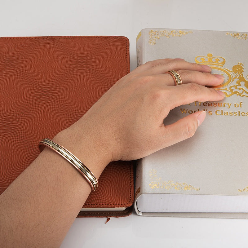 Verstellbares Set aus magnetischen Manschettenarmbändern und Ringen im Vintage-Stil im gedrehten Stil