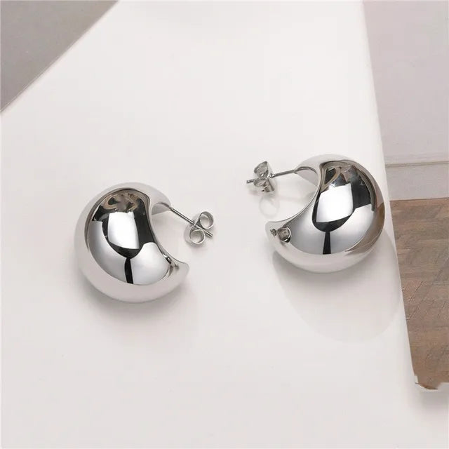 Halbmond-Ohrringe mit glänzendem Finish in Gold, Silber und Rosé (Gebogener Regentropfen)