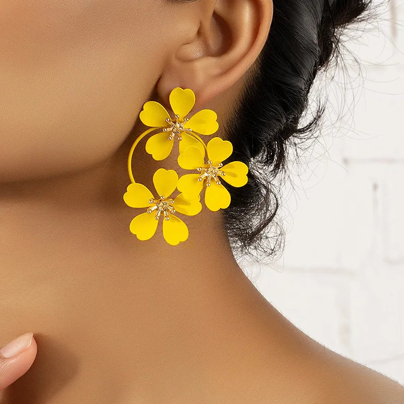 Florale Emaille Ohrringe, Gold Mitte, Schmuck im Botanischen Stil