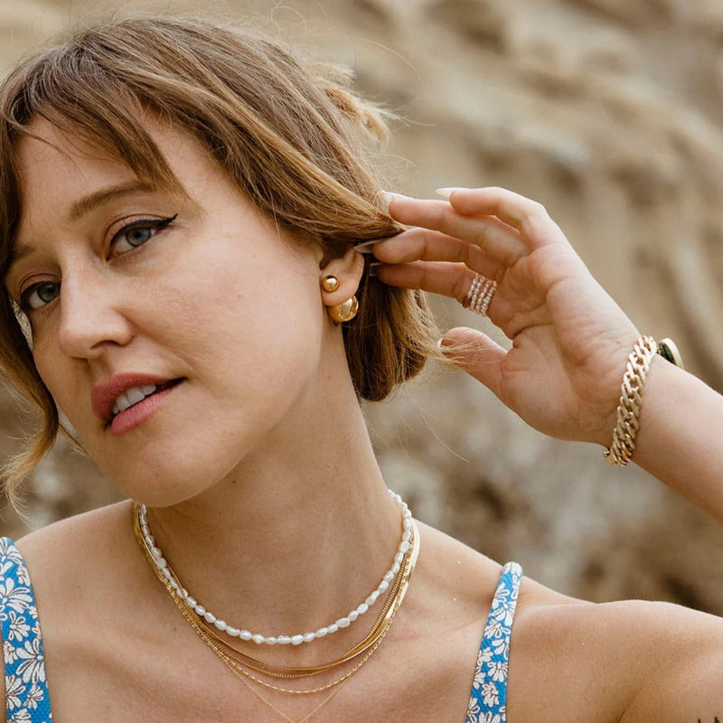 Goldfarbene Ohrringe mit Kugel-Motiv vorne und hinten