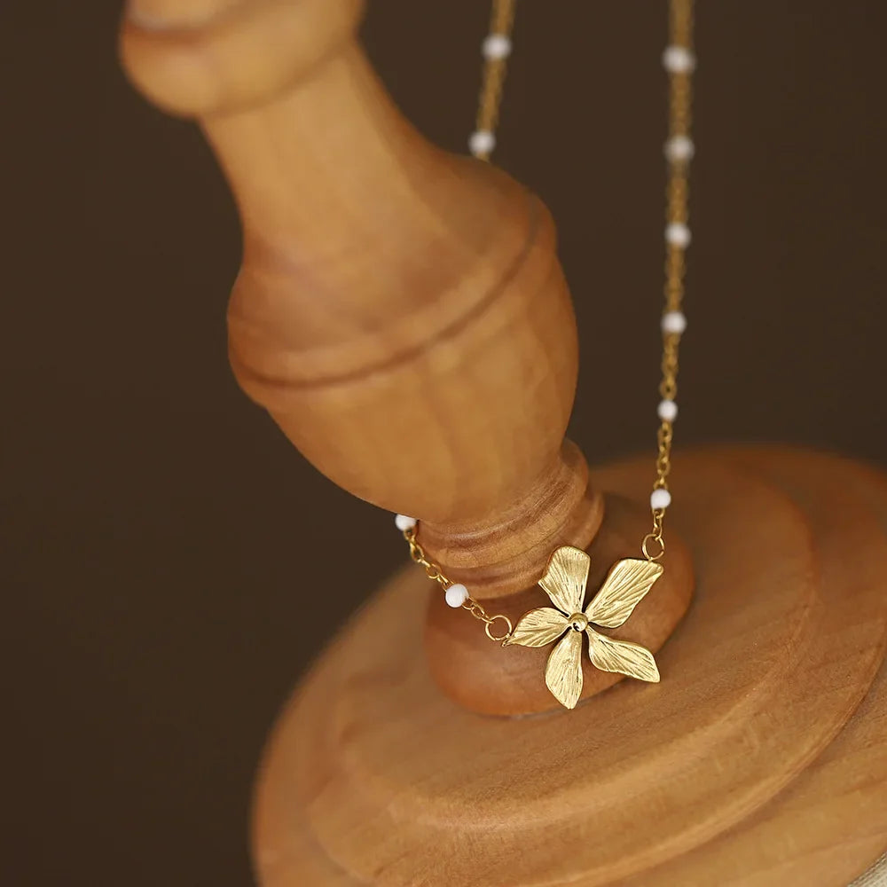Zarte Halskette mit goldenem Blumenanhänger - Femininer Botanischer Schmuck