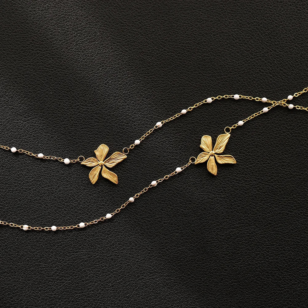 Zarte Halskette mit goldenem Blumenanhänger - Femininer Botanischer Schmuck