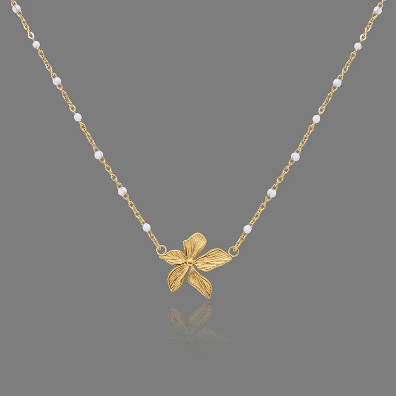 Zarte Halskette mit goldenem Blumenanhänger - Femininer Botanischer Schmuck