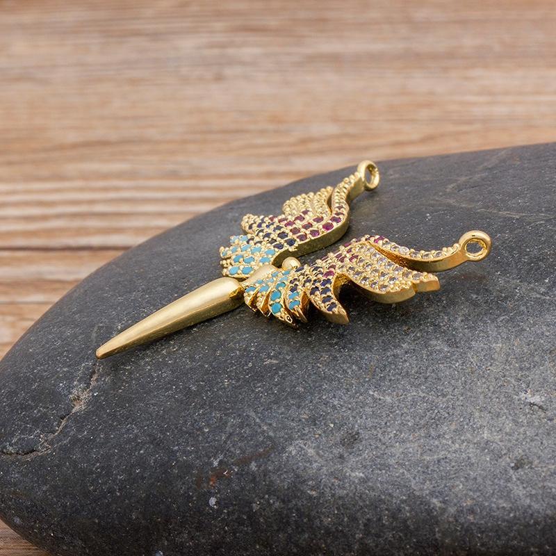 Wunderliche Engelsflügel mit bunter Zirkon-Halskette