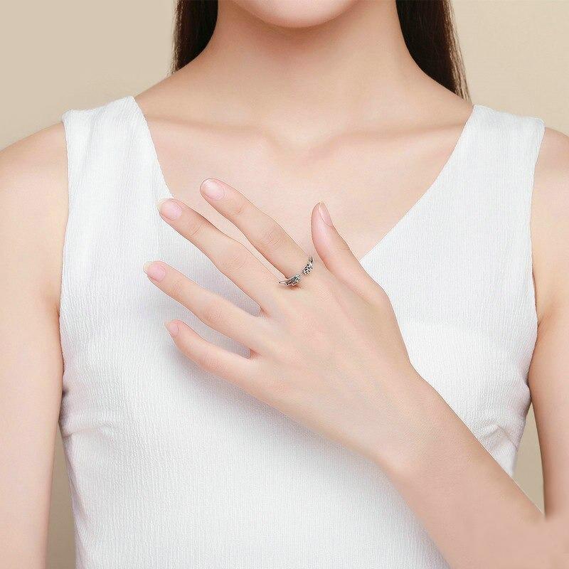 Wunderlicher silberner Engelsflügelring mit Federn