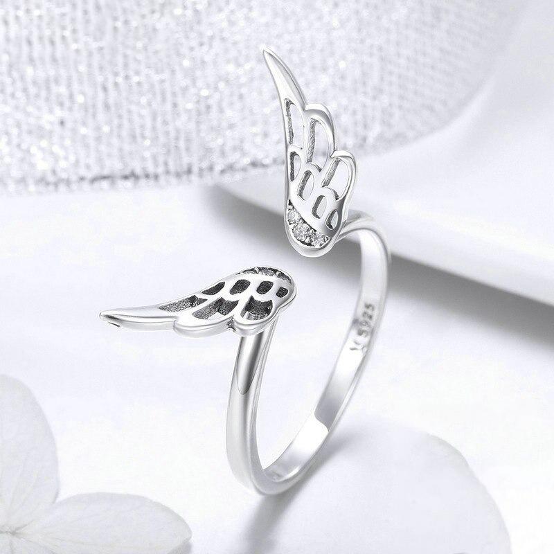 Wunderlicher silberner Engelsflügelring mit Federn