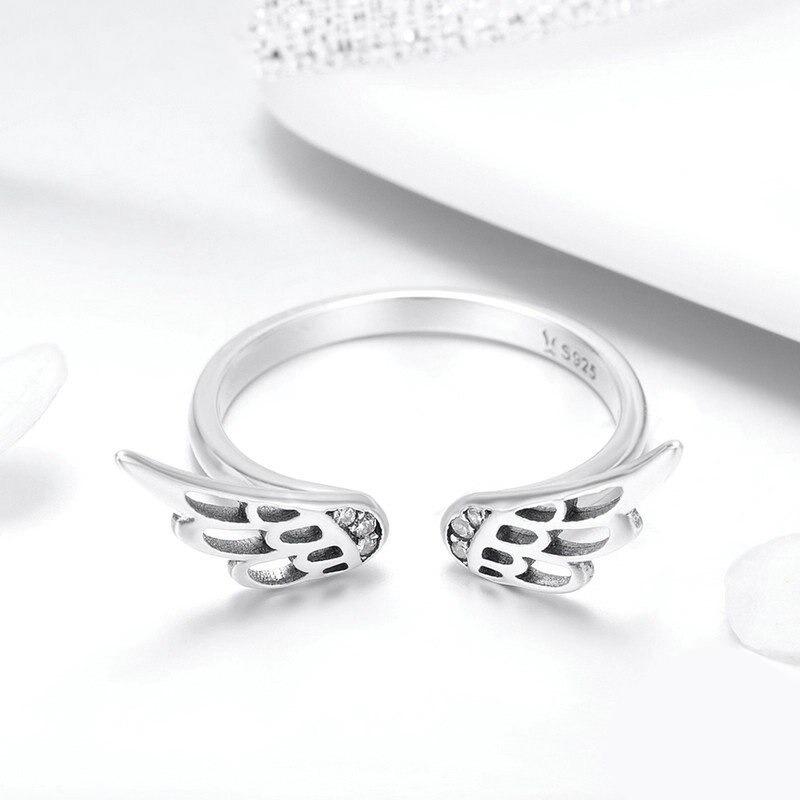 Wunderlicher silberner Engelsflügelring mit Federn