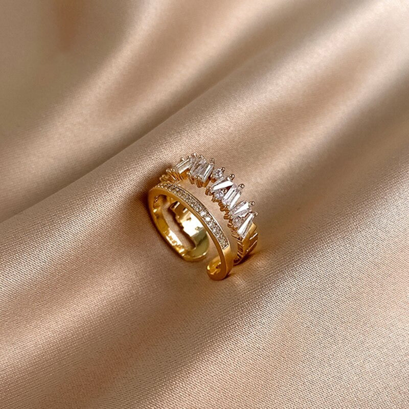 Wunderschöne und schöne mit Strasssteinen besetzte Ringkollektion