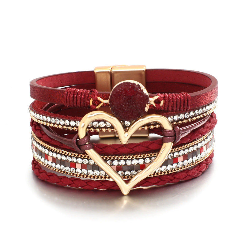 Mehrlagige, mit Strasssteinen besetzte, geflochtene Wickelarmbänder mit Herzanhänger aus Metall