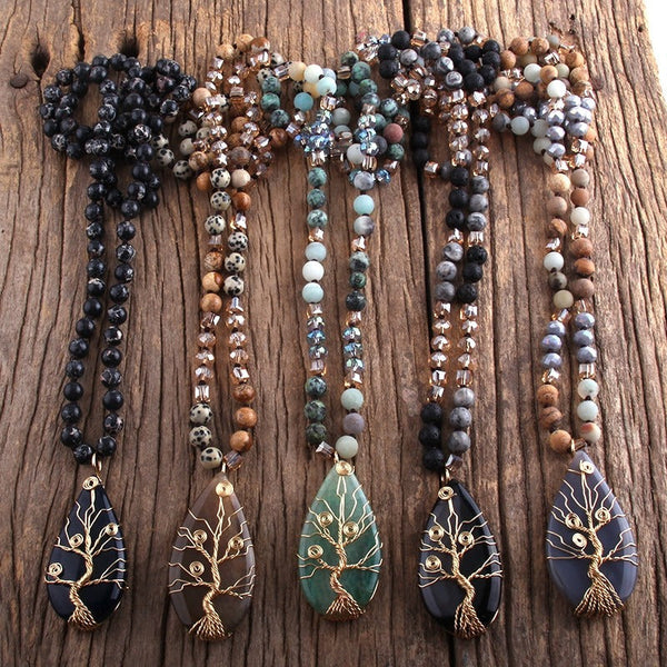 Drahtumwickelte Halskette mit Lebensbaum-Anhänger und Wassertropfen