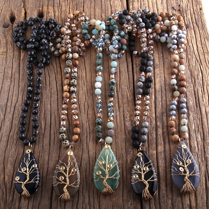 Drahtumwickelte Halskette mit Lebensbaum-Anhänger und Wassertropfen