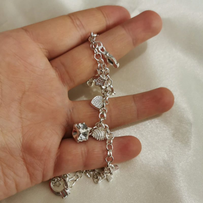 Modisches Geschenk für Damen mit mehreren Zirkonia-Charm-Armbändern