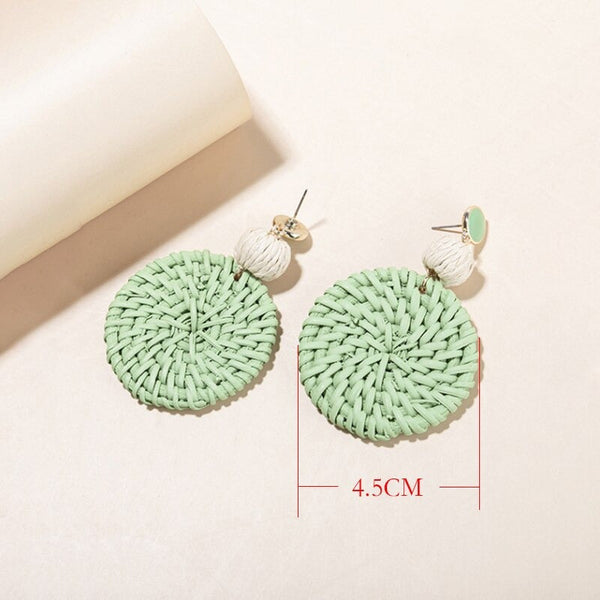 Runde pastellfarbene Sommerohrringe aus Rattan-Strick für Damen