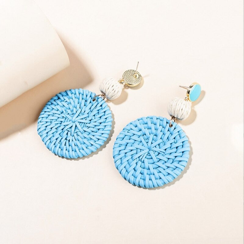 Runde pastellfarbene Sommerohrringe aus Rattan-Strick für Damen