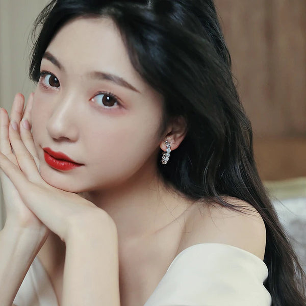 Kleine Creolen mit sattem Opal und Strasssteinen