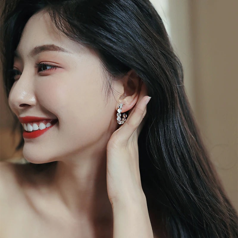 Kleine Creolen mit sattem Opal und Strasssteinen