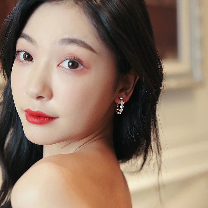 Kleine Creolen mit sattem Opal und Strasssteinen