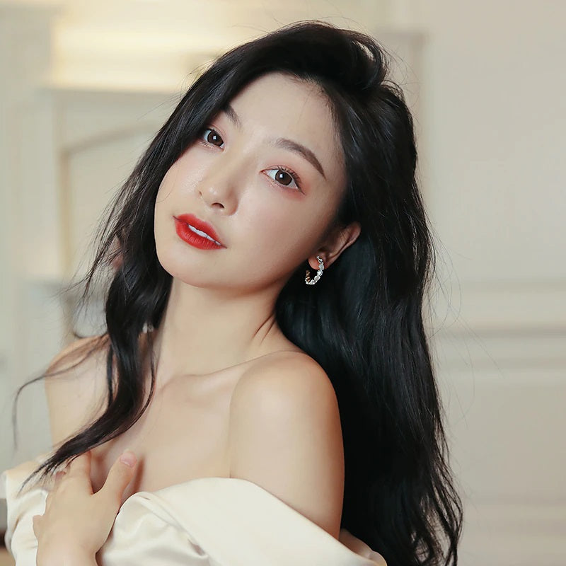 Kleine Creolen mit sattem Opal und Strasssteinen