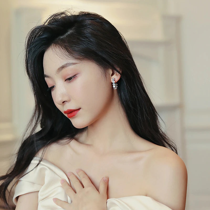 Kleine Creolen mit sattem Opal und Strasssteinen