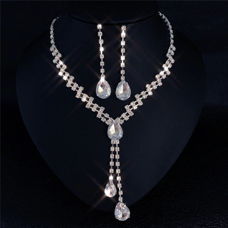 Wunderschönes Schmuckset mit Halsketten und Ohrringen mit Strasssteinen